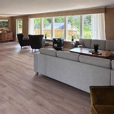 4 Bedroom Cozy In Farsund
