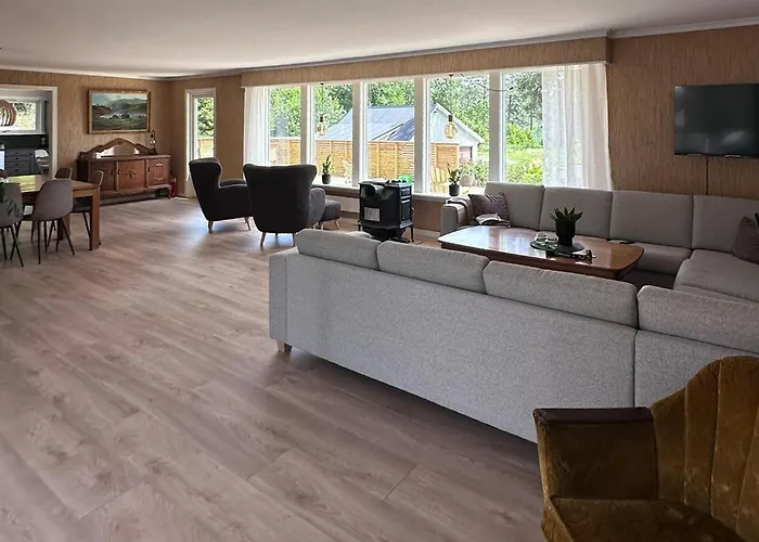 4 Bedroom Cozy In Farsund
