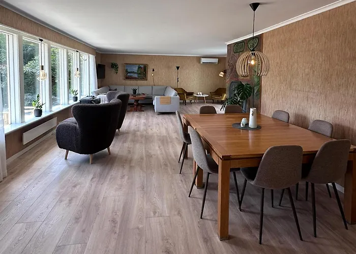 4 Bedroom Cozy In * Farsund