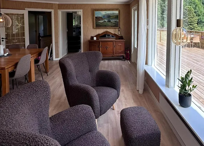 4 Bedroom Cozy In Farsund